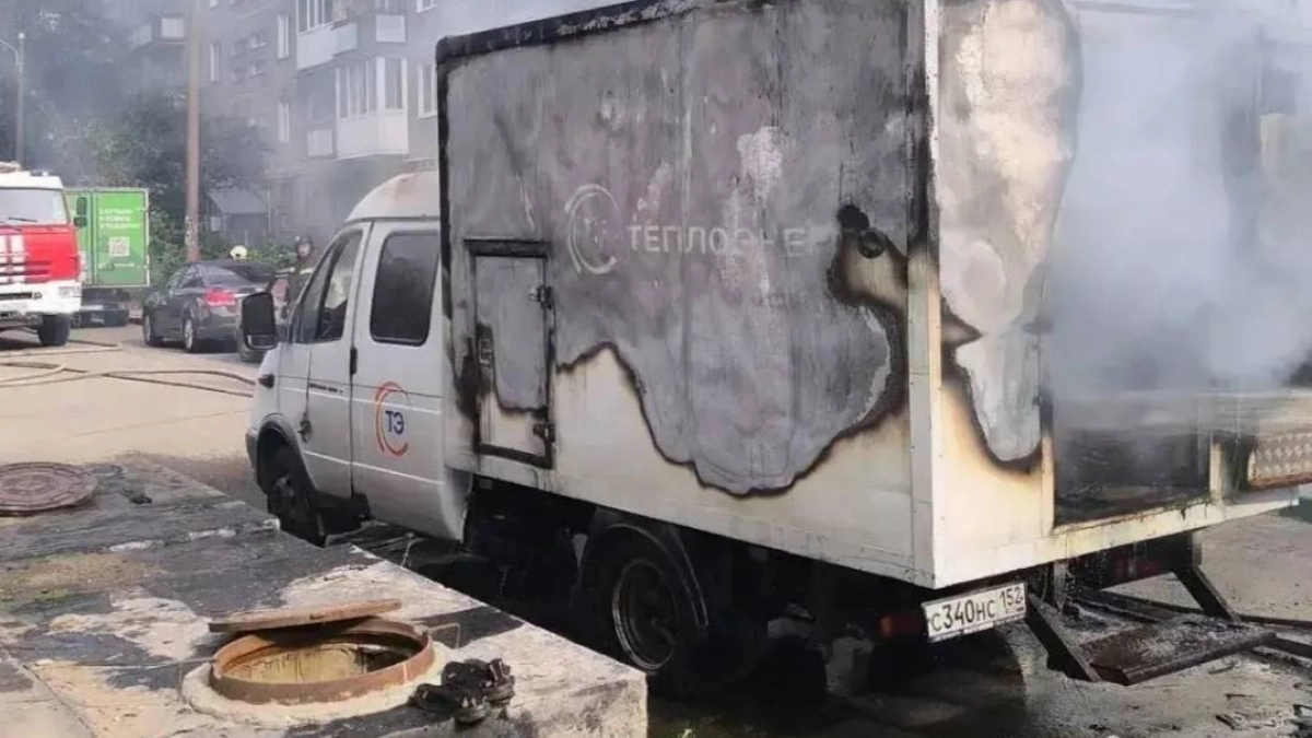 В Нижнем Новгороде газель вспыхнула посреди улицы Адмирала Макарова