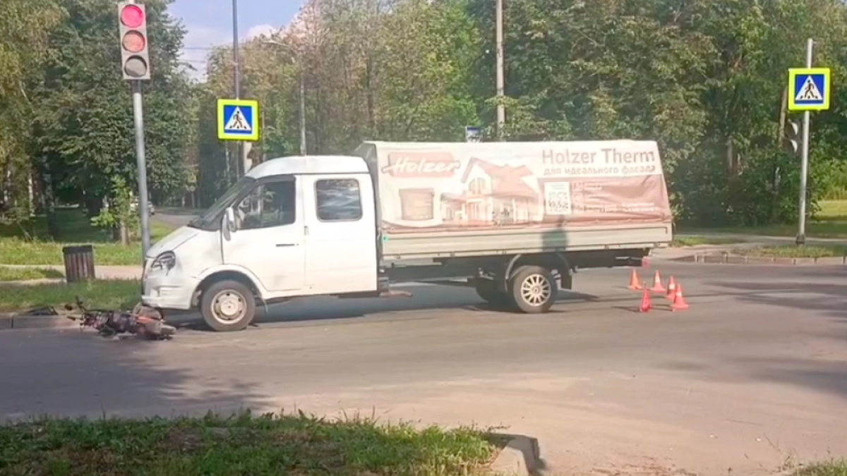 В Нижнем Новгороде самокатчик попал в больницу после выезда на красный