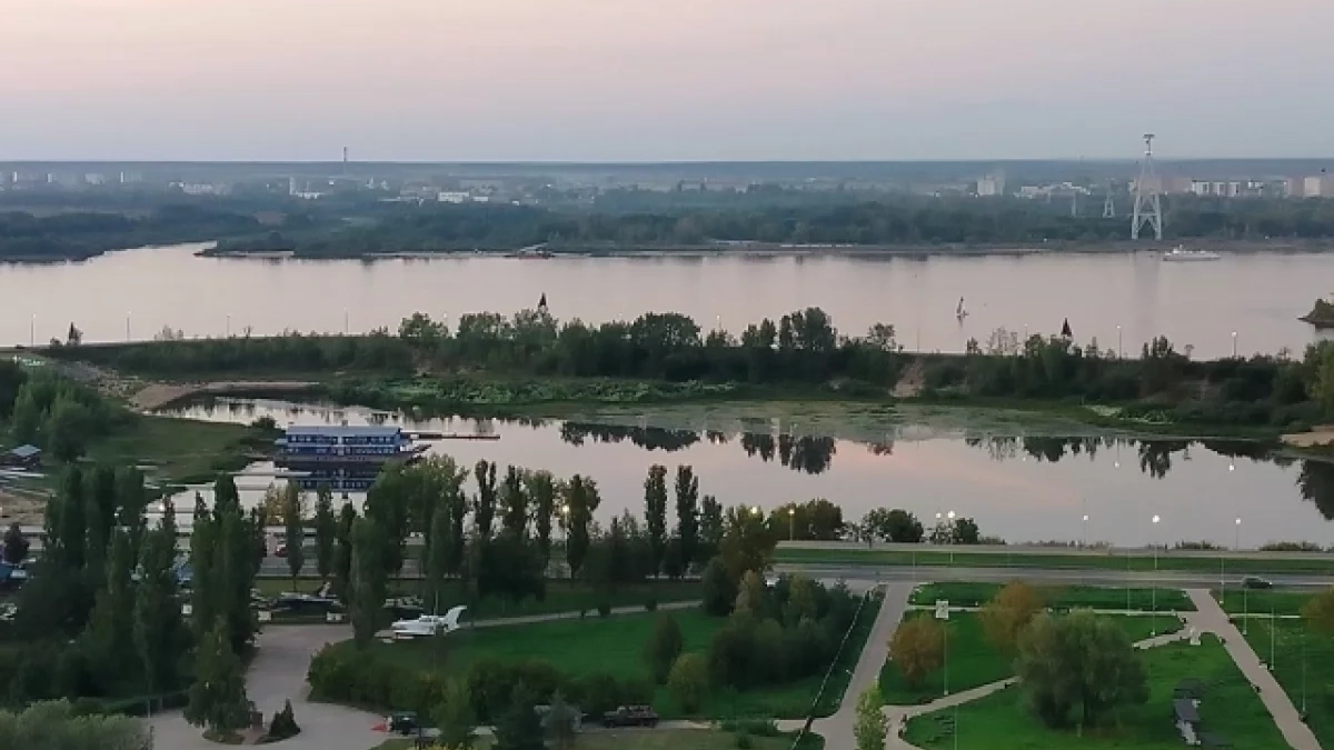 На пляжах Гребного канала вновь жалуются на нудистов рядом с детьми