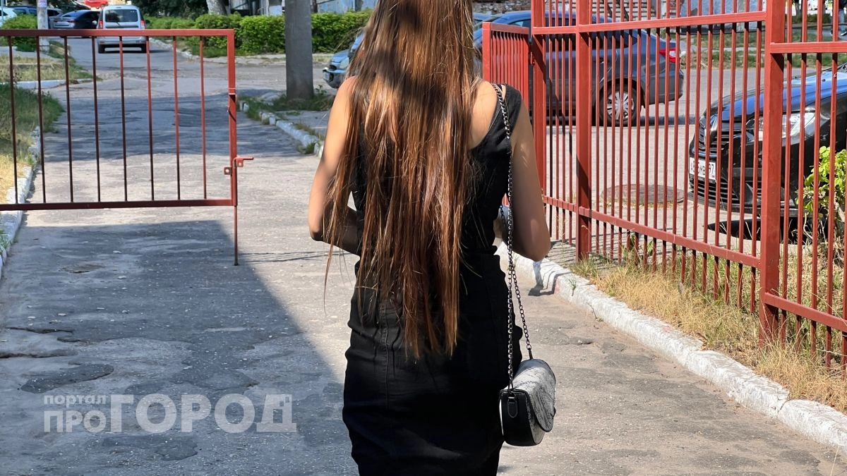 Платья из синтетики - прошлый век: эко-активистки массово переходят на льняные сарафаны и задают новые правила летнего гардероба