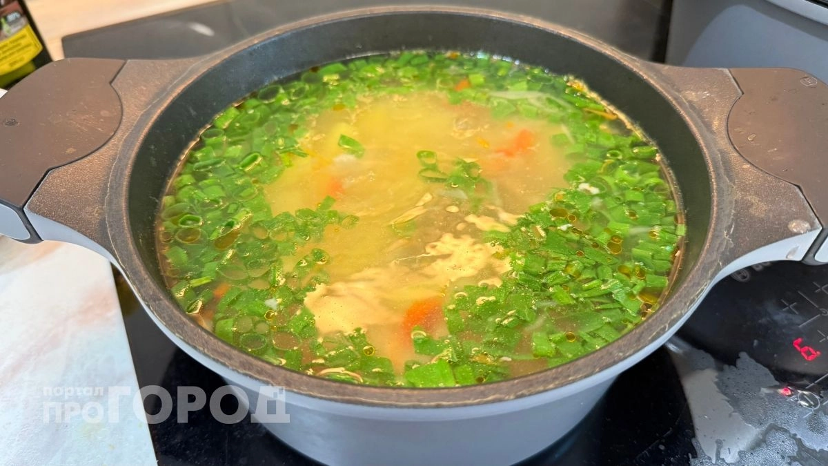 Мороженый лук больше не склизкий после разморозки: делюсь секретом удачной суповой заготовки