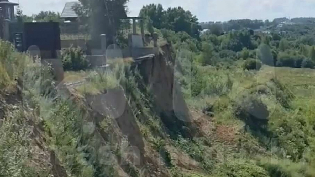 В Новинках введен режим готовности после нового оползня у дома на Береговой