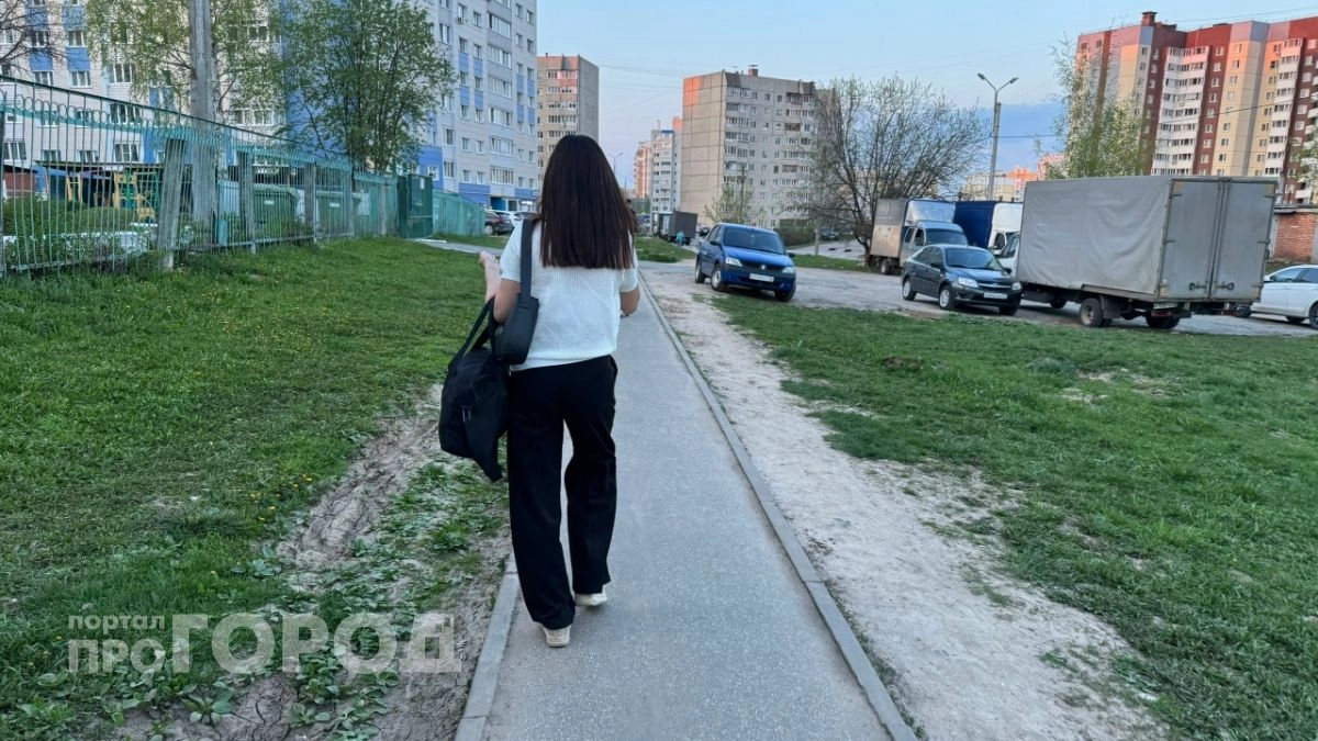 Нижегородка показала незнакомцам деньги и драгоценности своей семьи и отдала их курьеру