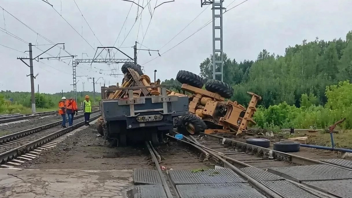 В Нижегородской области задержали несколько поездов из-за столкновения состава с трактором на путях