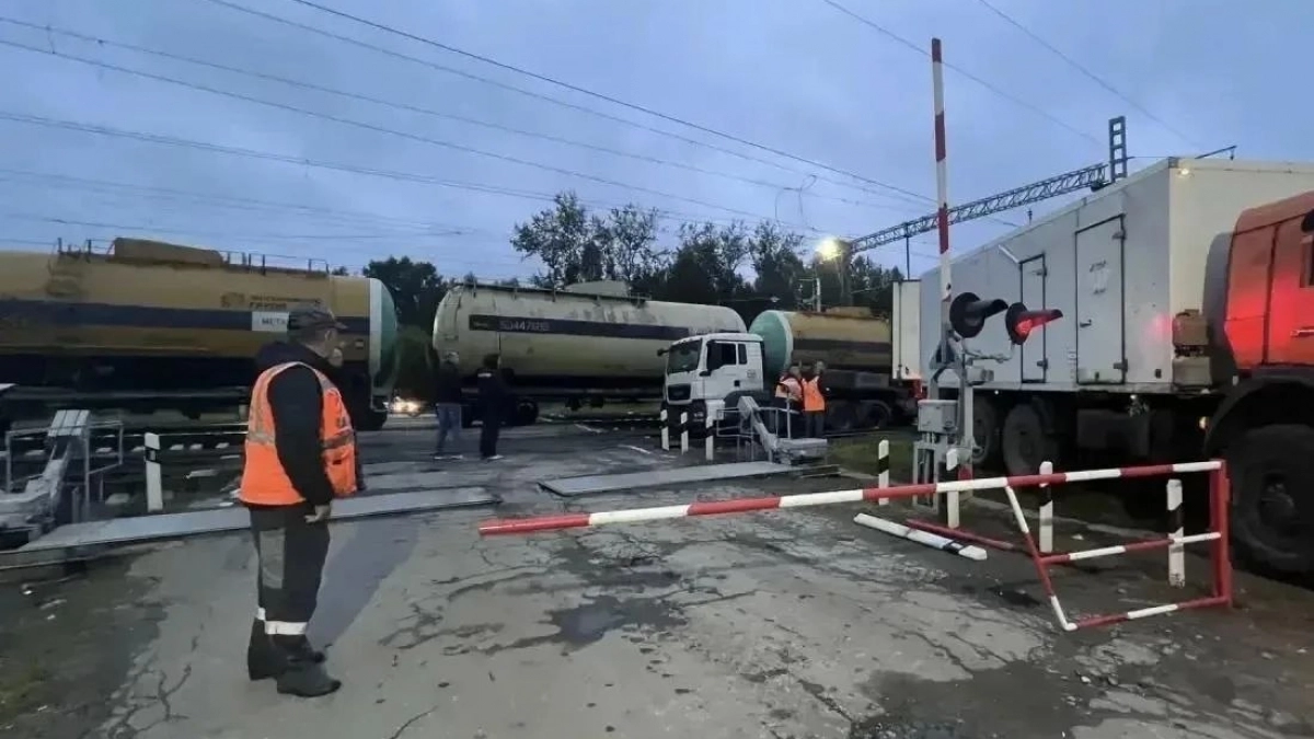 Опубликовано видео столкновения грузовика и поезда на переезде у станции Каликино