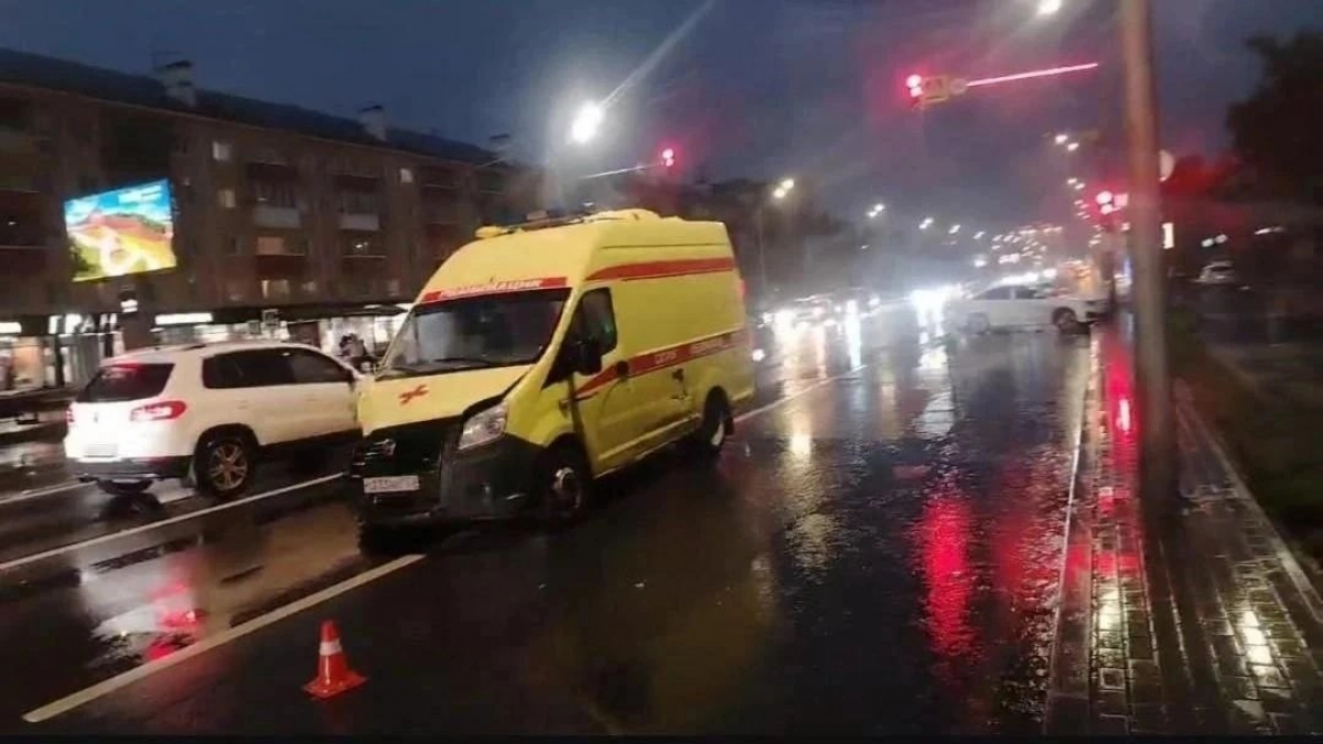 На проспекте Ленина столкнулись скорая и легковушка