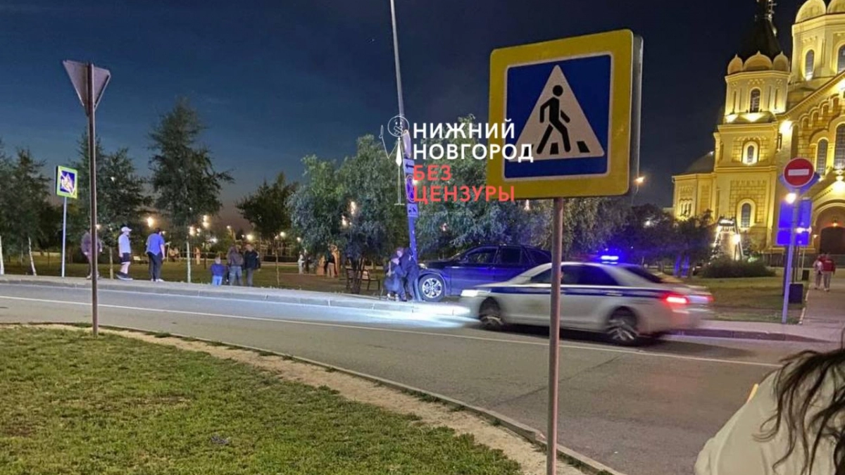В Нижнем Новгороде водитель иномарки едва не влетел в толпу людей и попытался скрыться после аварии