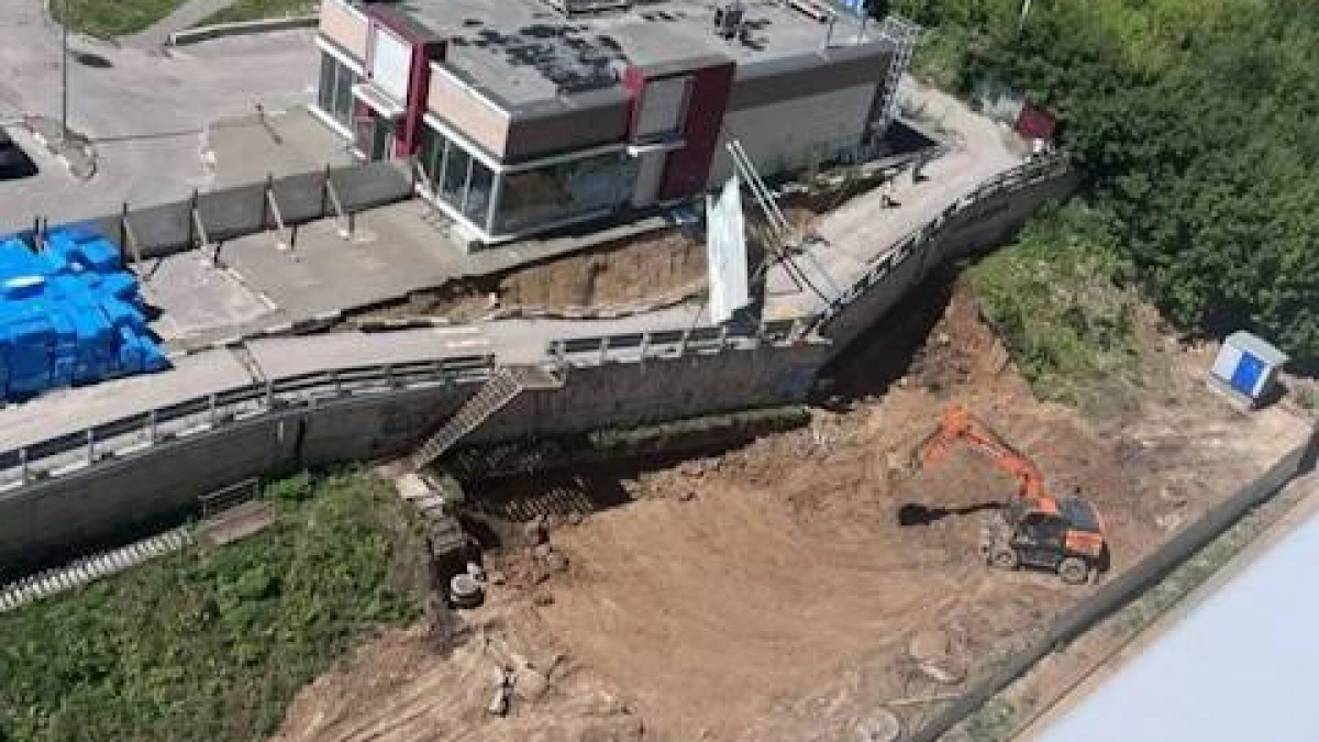 Во время работ на парковке в нижегородском ЖК лопнула и просела подпорная стена