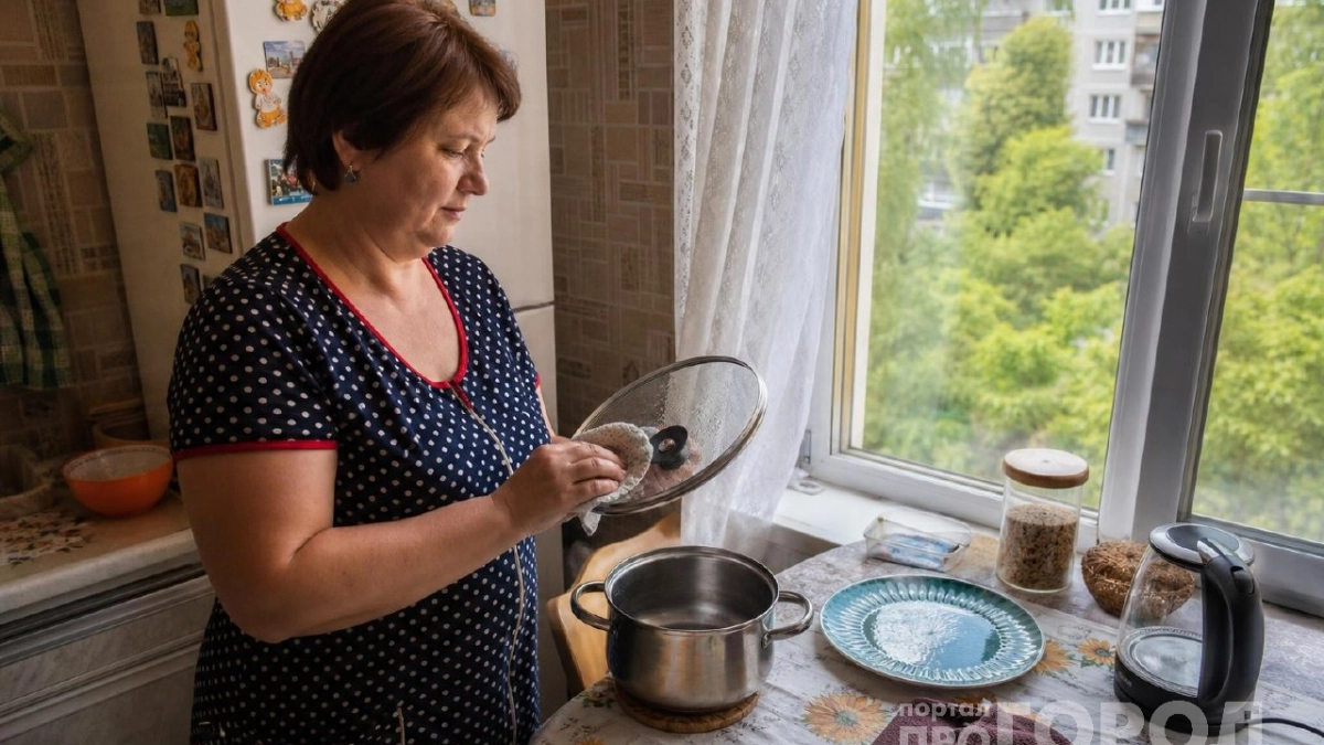 Стеклянные крышки оживают на глазах: копеечное средство добирается даже до жирных щелей