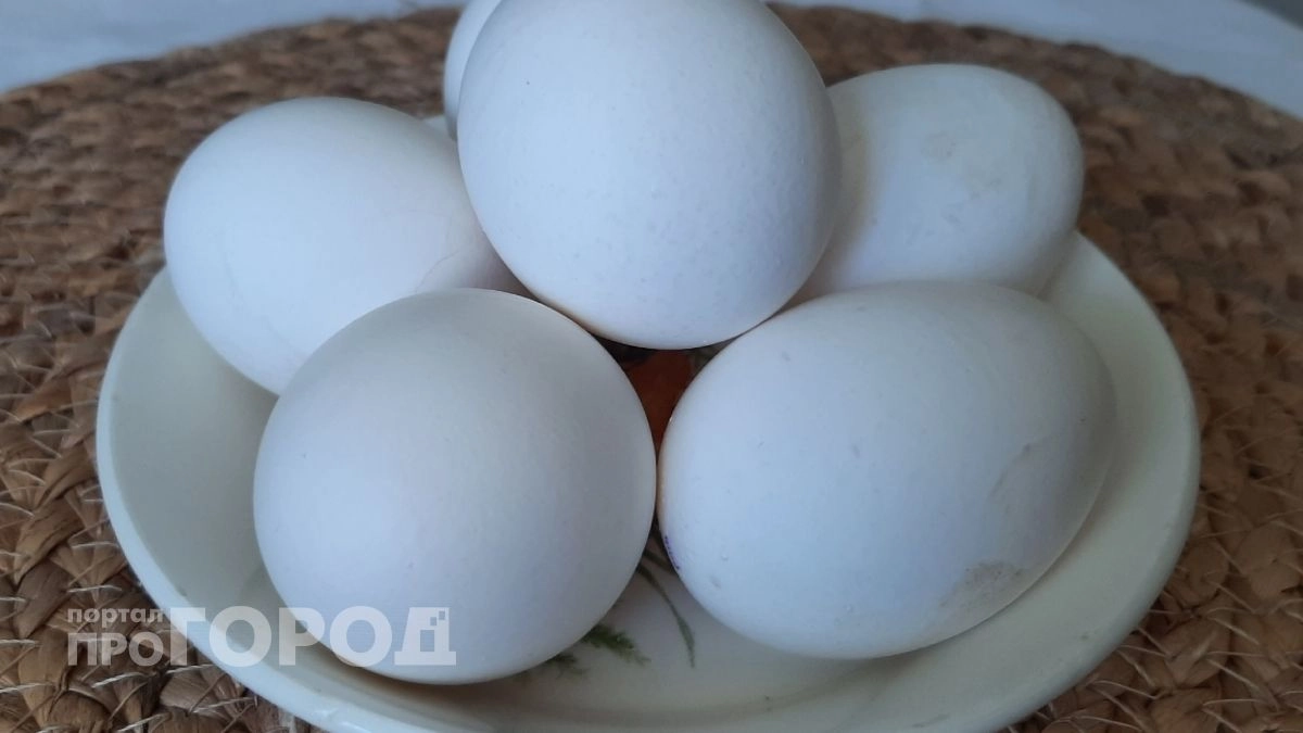 Перестала класть яйца в холодную воду: теперь скорлупа снимается легко и без кусков белка