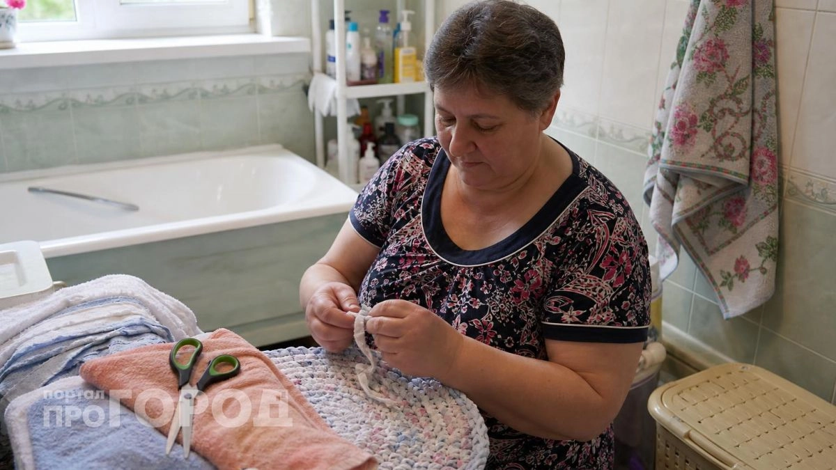Старые полотенца не выбрасываю: делаю мягкий коврик для ванной без швейной машинки