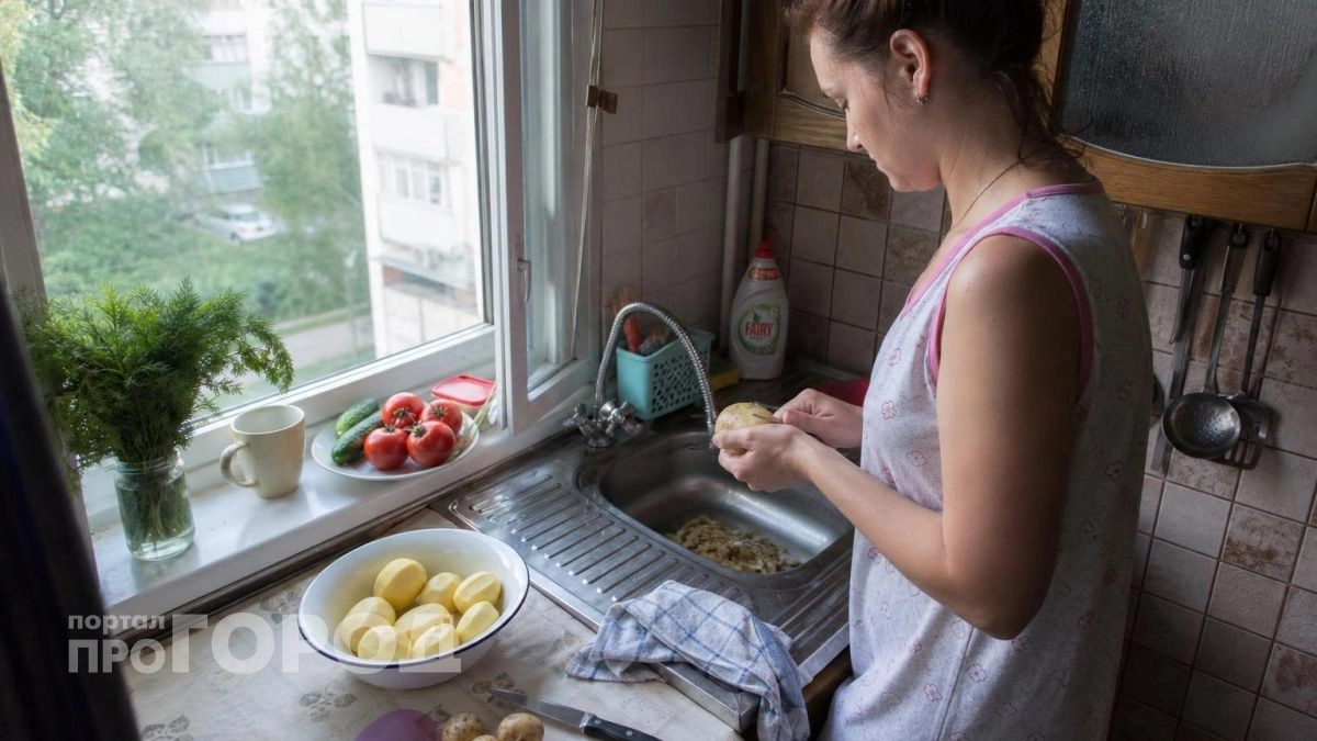 Больше не скоблю молодой картофель ножом: целую кастрюлю чищу за минуту