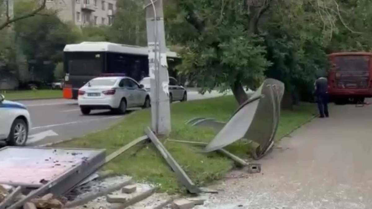 В Нижнем Новгороде водитель пассажирского автобуса умер за рулем и врезался в остановку