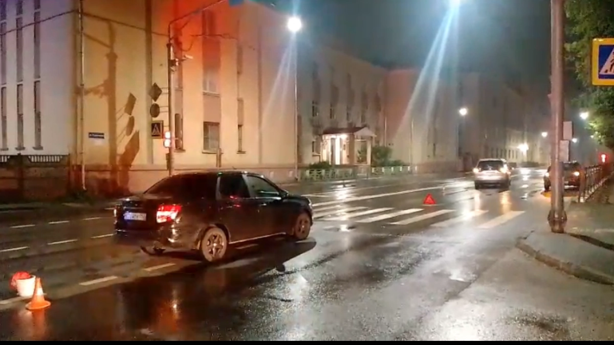 В центре Нижнего Новгорода пешехода на переходе сбили после столкновения двух машин