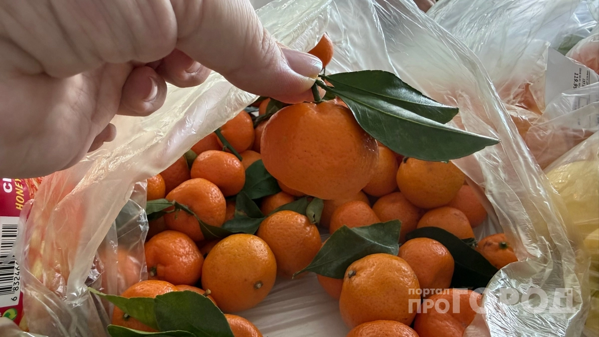 Мандариновые корки заливаю растительным маслом — все лето радуюсь своей задумке: мой простой лайфхак