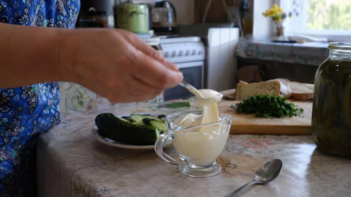 Шашлык уже на столе, а соус забыли: смешала несколько продуктов из холодильника и получила идеальное дополнение к мясу