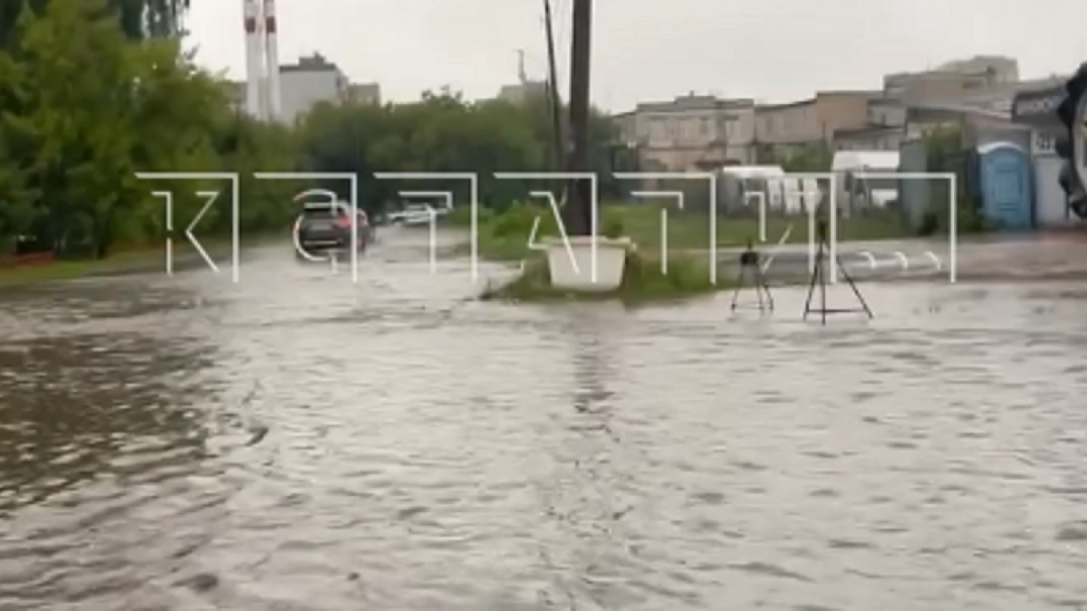 После ночного дождя у Сормовского рынка скопилась вода