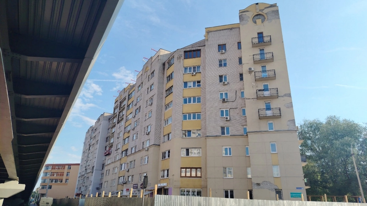 В Дзержинске начали ремонт дома на Циолковского с трещинами на фасаде