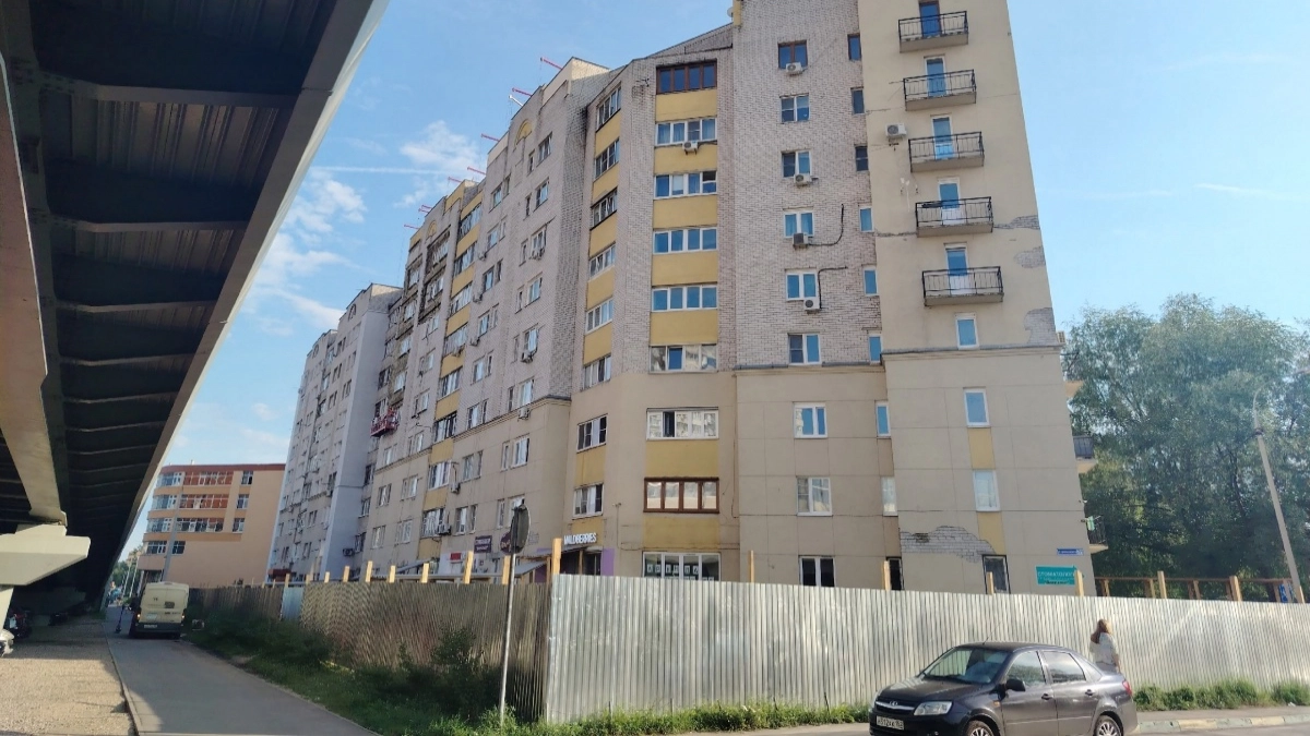 В Сормово начали ремонтировать фасад дома, который треснул 5 лет назад