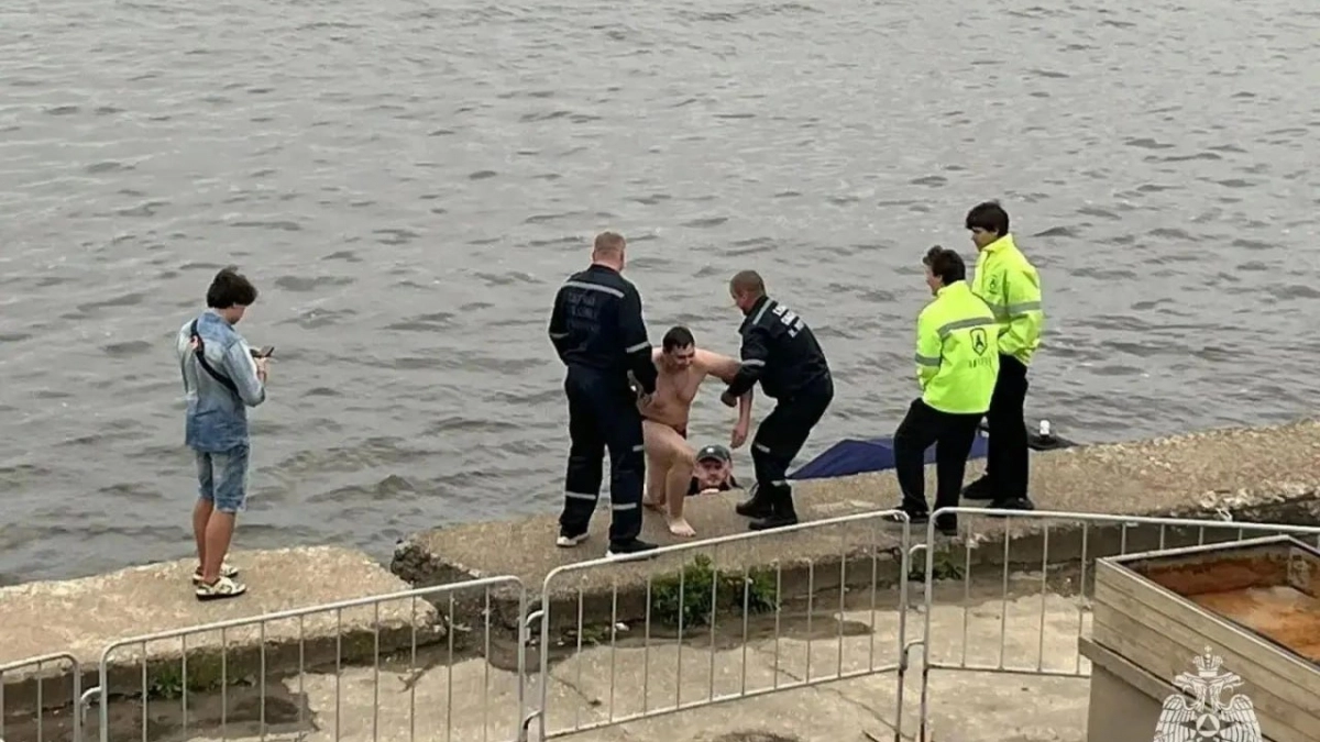Спасатели спасли из воды девушку и мужчину в Нижнем Новгороде