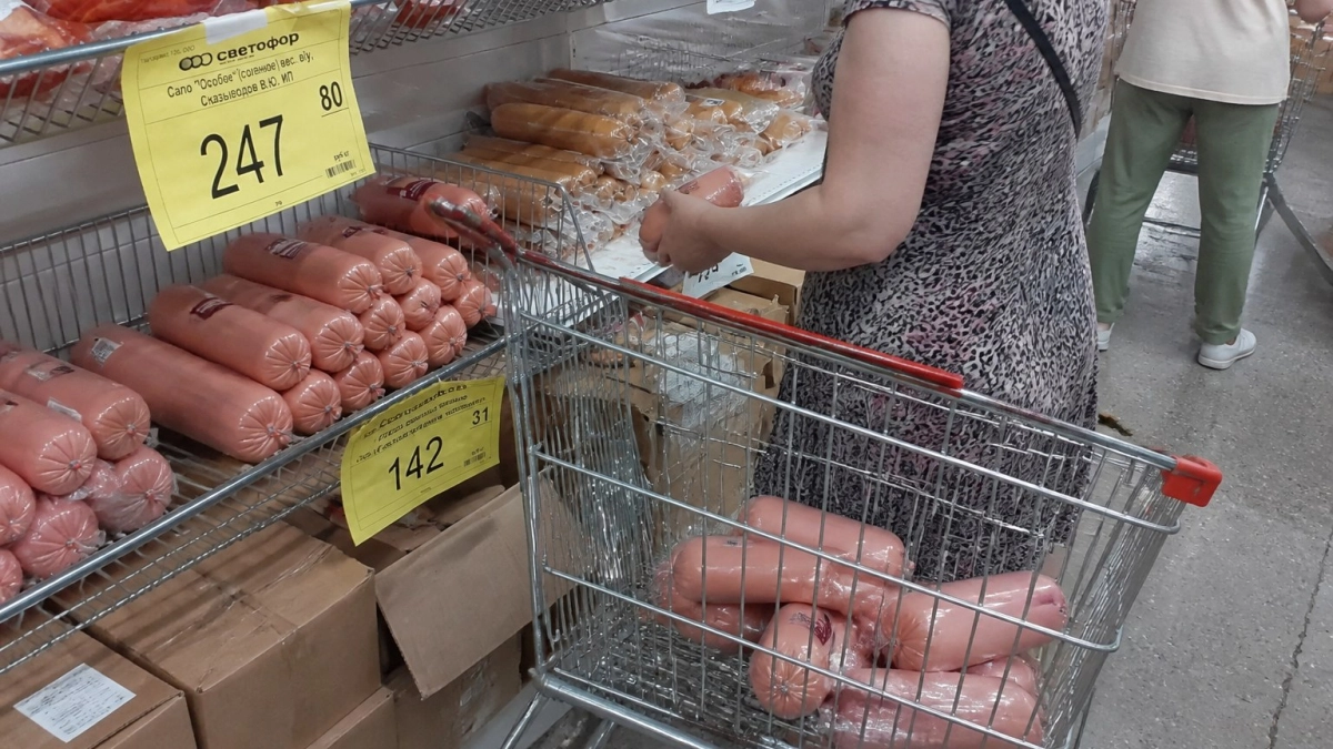Подруга-продавец раскрыла правду: зачем покупатели берут в Светофоре по 10-20 палок колбасы и по 20 кг сосисок