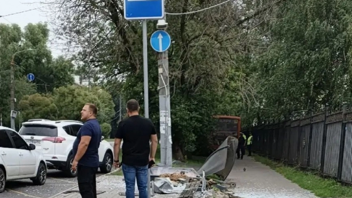 В Нижнем Новгороде маршрутка с умершим водителем снесла остановку и выехала на тротуар