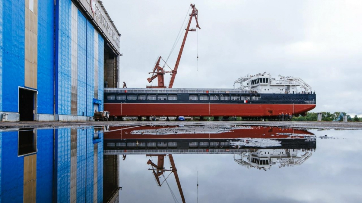 Сухогруз для перевозки угля, металла и леса спустили на воду в Нижнем Новгороде