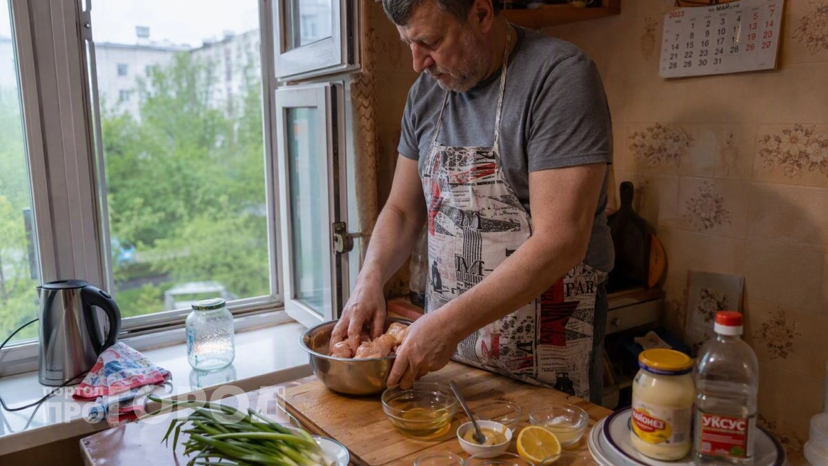 Вы совершаете роковую ошибку при мариновке курицы: шеф повар назвал продукты которые превращают мясо в подошву