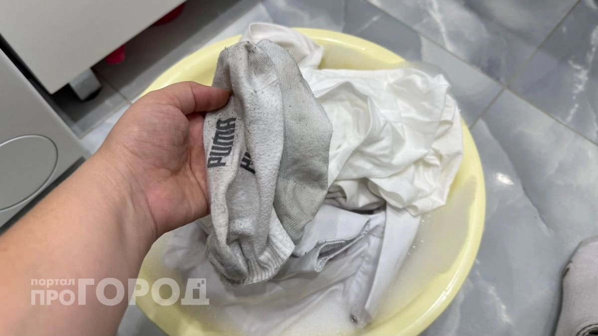 Белые носки быстро сереют: добавляю копеечное средство в тазик с водой - выглядят как после покупки