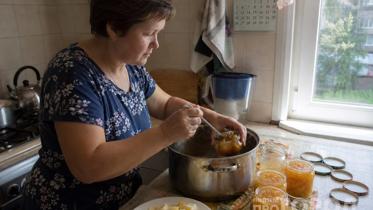 Яблоки белый налив превращаю в янтарное солнце: конфитюр с лимоном держит ложку, словно мармелад