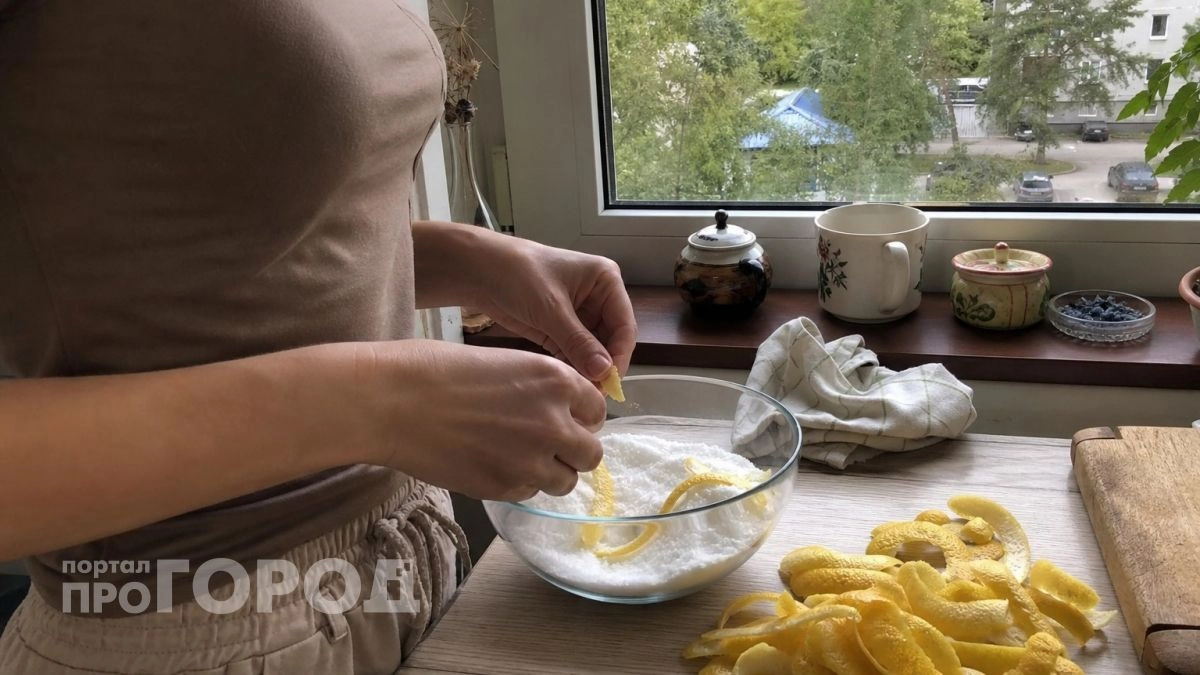 Кладу лимонные корки в соль — и весь август не нарадуюсь своей хитрости: гениальный лайфхак для мудрых хозяек