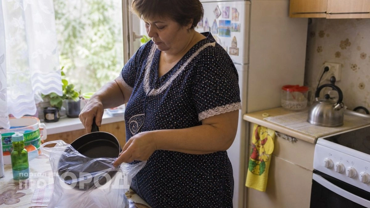 Кладу сковороду в полиэтиленовый пакет, нагар отлетает в мгновенно, больше ничего не прилипает — радуюсь результату