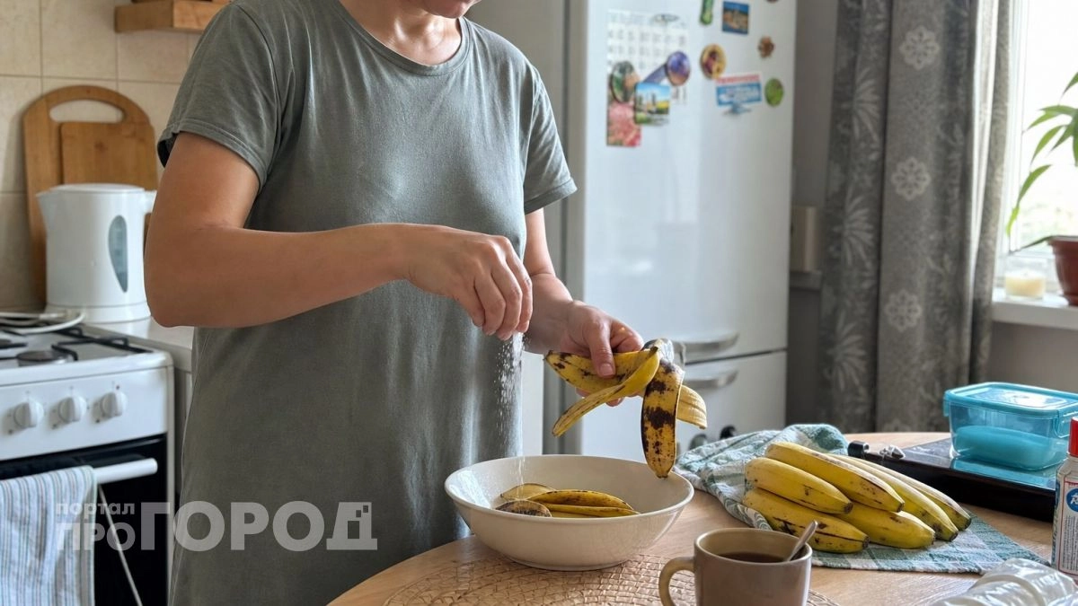 Банановую кожуру посыпаю солью - весь август не нарадуюсь своей смекалке: гениальный лайфхак для лентяев