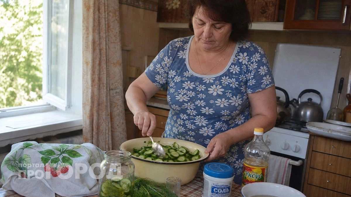 Хожу выпрашиваю у друзей и родственников оугрцы-переростки для этого обалденного салата в банках на зиму: простейший рецепт