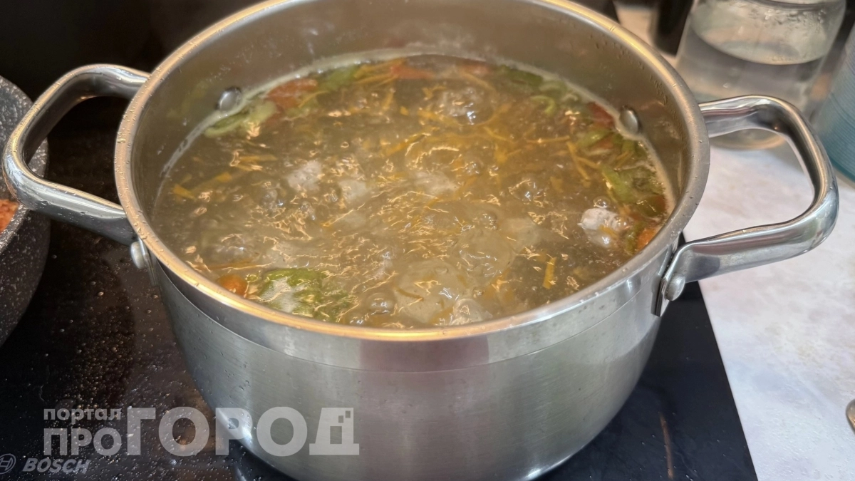 Хватит добавлять этот продукт в куриный бульон: вы лишь портите вкус блюда, вот чем его лучше заменить