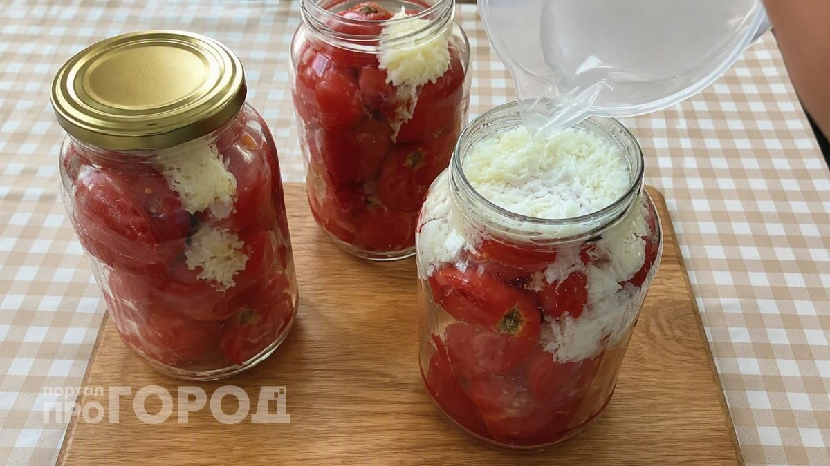 Не нужен ни погреб, ни подвал: вкуснейшая закуска "Помидоры в снегу" на зиму – съедаются за один вечер