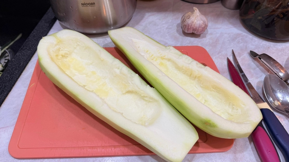 Нарезаю кабачки и засыпаю сахаром - через 2 минуты уже готовая закуска, которую разбирают первой со стола