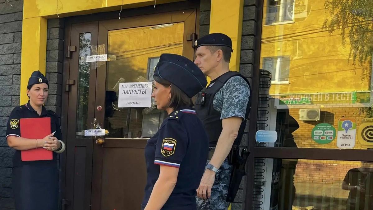 Приставы опечатали павильон общепита в Сормово после выявления нелегальных работников