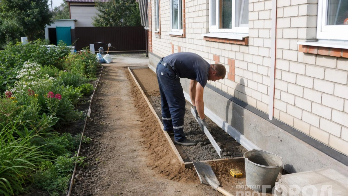Бетонную отмостку больше не льют: мягкая технология отводит воду и не трескается по весне
