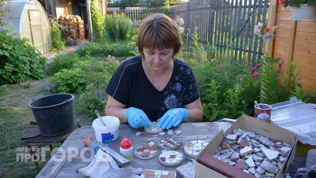Месяц назад скупила в Fix Price самоклеящуюся плитку, но не для ванной: использую на даче вовсю - 5 простых идей