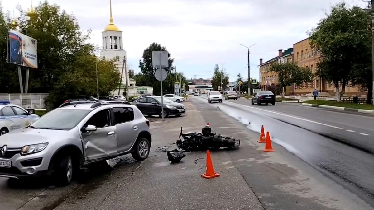 На Бору мотоциклист попал в больницу после столкновения с Renault при развороте
