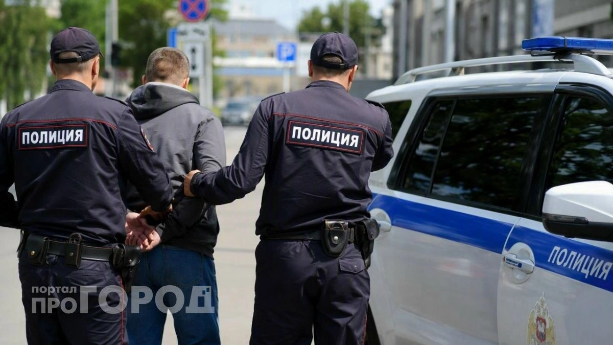 Дебошир с ножом в руках пытался выломать дверь соседа в Дзержинске 