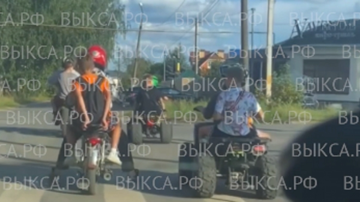 Подростки на питбайках и квадроциклах выехали на проезжую часть перед движущимися авто в Выксе
