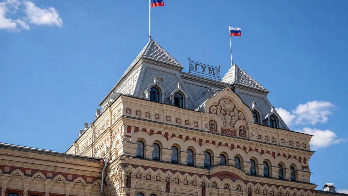 На Главный ярмарочный дом в Нижнем Новгороде вернули исторические флаги России
