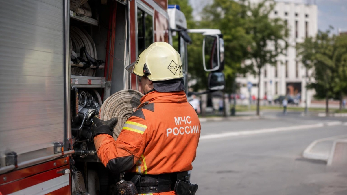 После пожара на стройке в Омске в ПИМУ умер один из пострадавших