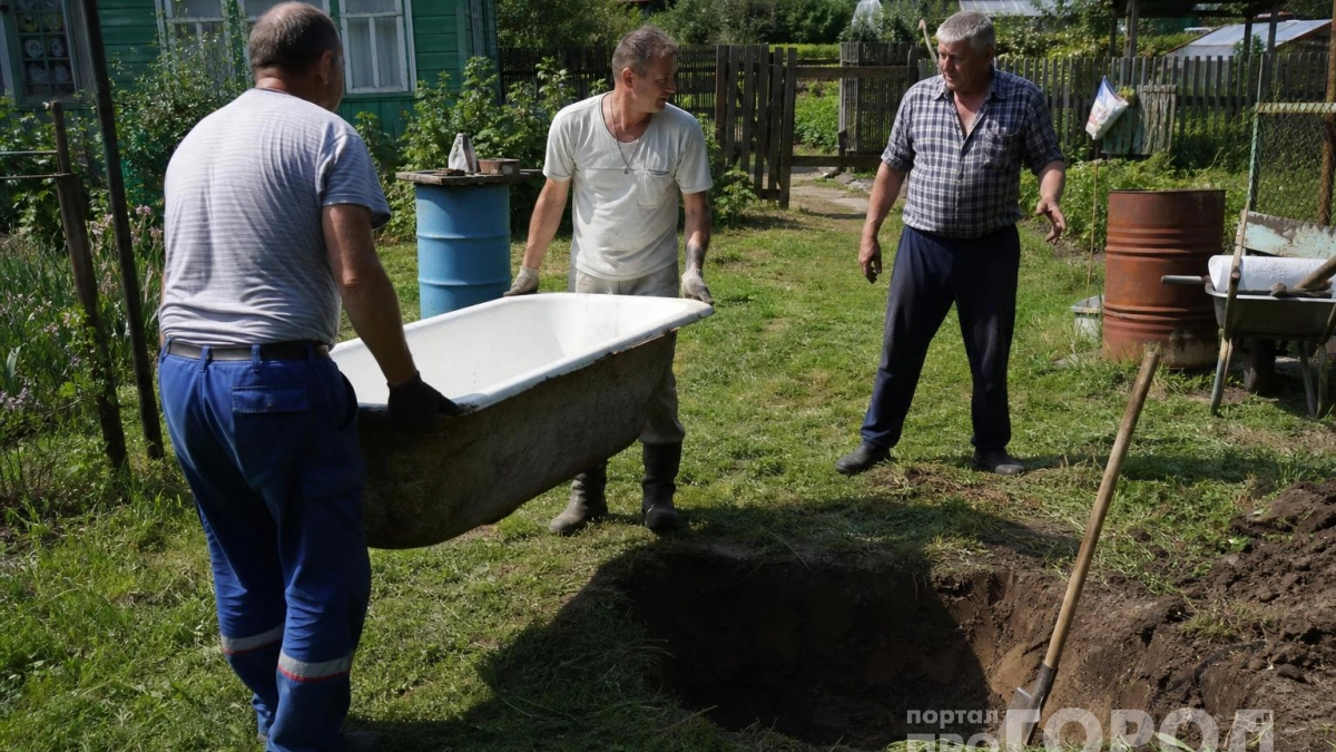 Хватит превращать ванну в пруд с лягушками: из старой сантехники получится полезная дачная конструкция