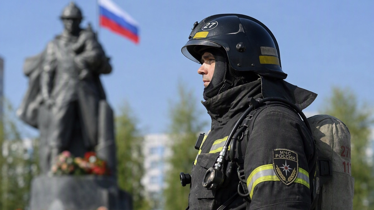 В Нижнем Новгороде на Дне флага присягу приняли семь молодых спасателей