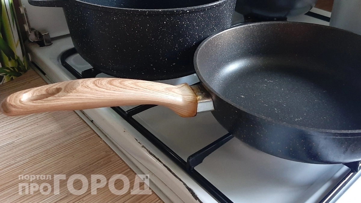 Больше не трачу силы на оттирание нагара: простое средство за копейки возвращает сковородам заводской блеск