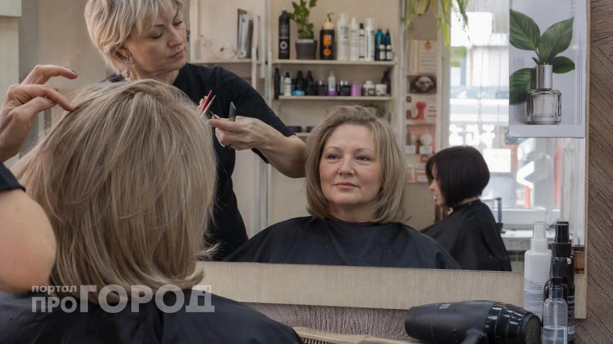 Забудьте про короткие стрижки: как выглядеть моложе на десять лет с помощью правильной формы волос