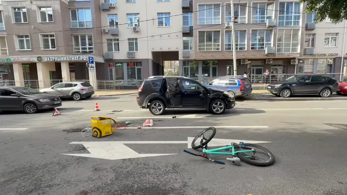 В Нижнем Новгороде доставщика на велосипеде госпитализировали после наезда Citroen 